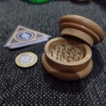 Picador de madera y clavos artesanal chico - Imagen 3